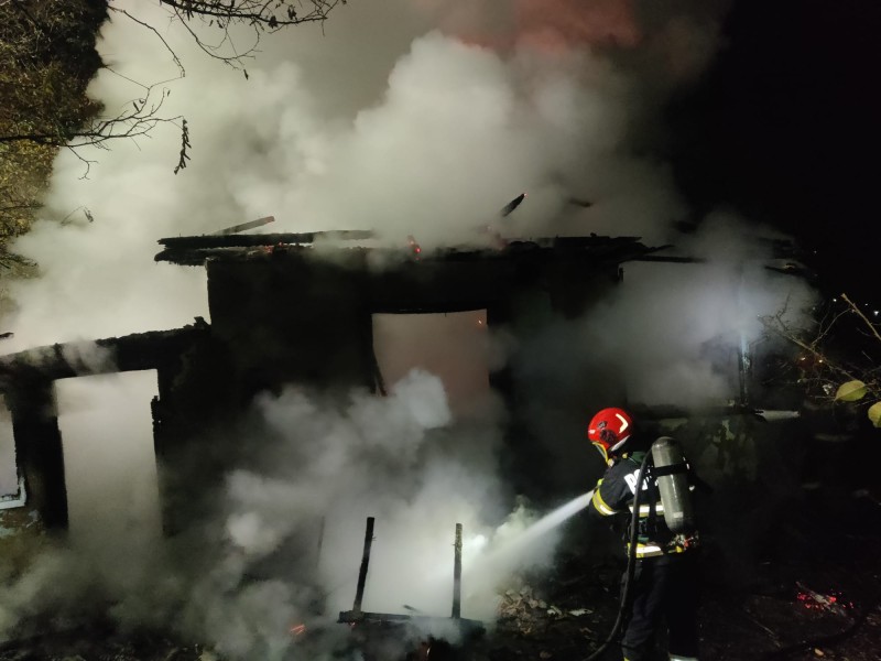 Nenorocire în pragul iernii: A rămas fără casă din cauza unei lumânări!