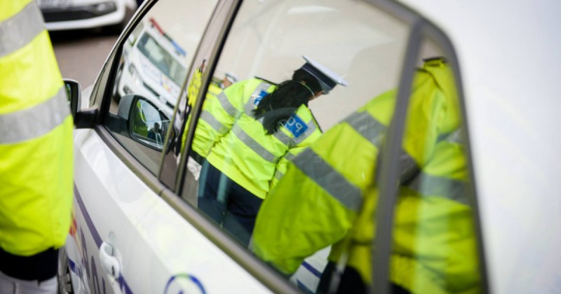 Nereguli descoperite în urma unui control al polițiștilor rutieri: șoferul s-a ales cu dosar penal