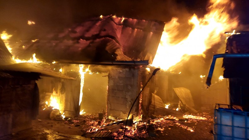 Noapte de foc pentru pompieri: Incendiu violent într-o gospodărie, totul a pornit de la un scurtcircuit – Foto, Video