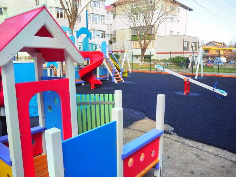 Nou loc de joacă pentru copiii din zona Stejari (video)