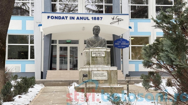 O bucată din tavanul unei clase a căzut peste un elev, în Botoșani, într-o școală proaspăt renovată!