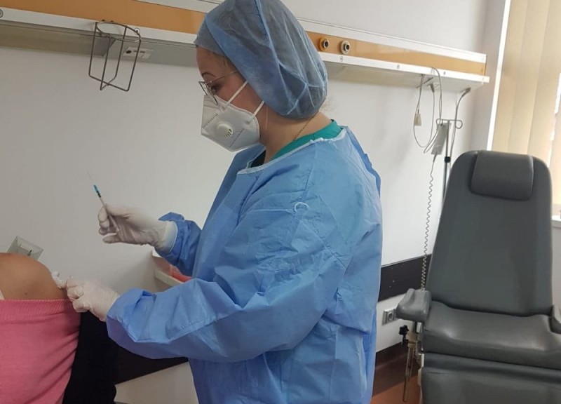 O femeie din Bacău a murit la câteva ore după ce s-a vaccinat. Incidentul este considerat a fi fără legătură cu vaccinarea