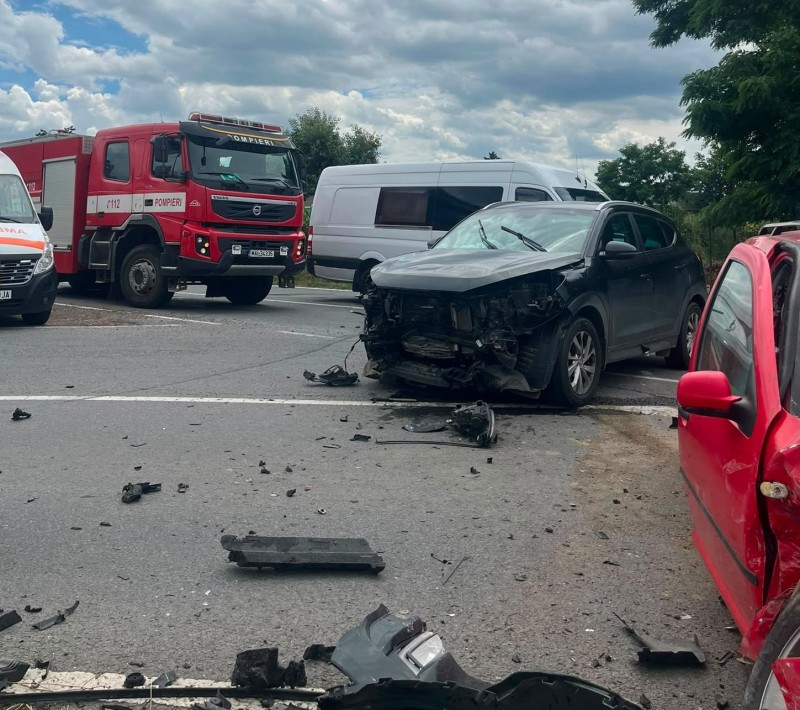 O femeie și un bărbat transportați la spital, după un grav accident pe drumul european care trece prin Botoșani! 