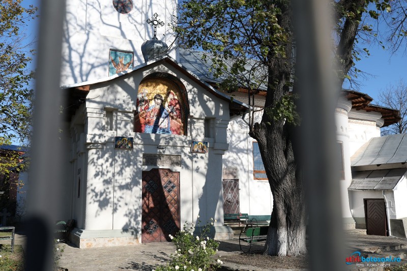 O parohie din oraș se pregătește de sărbătoare. ”S-au făcut această sfântă biserică prin osteneală cu milostenie” (Foto)