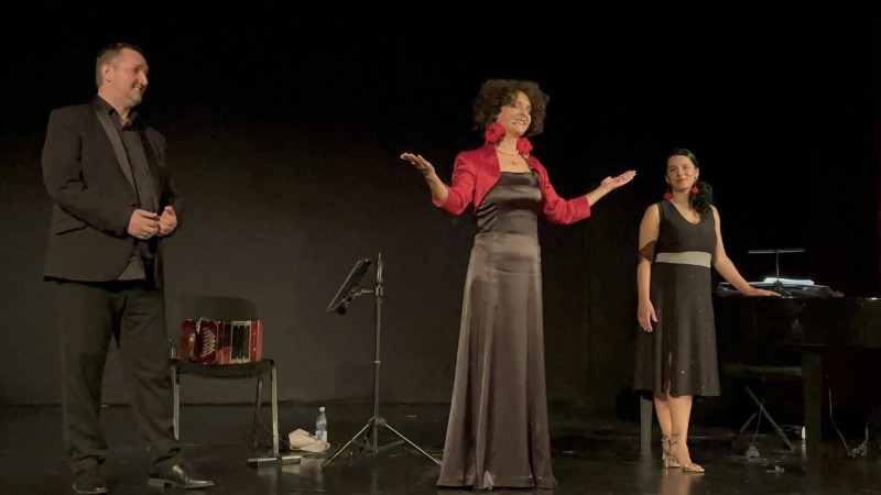 O seară în roșu și negru la Botoșani, un spectacol al emoțiilor în care muzica și poezia au triumfat! (Video)