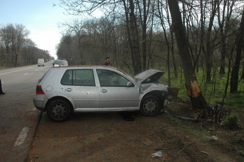 O tânără de 20 de ani din Botoșani a intrat cu mașina în copac