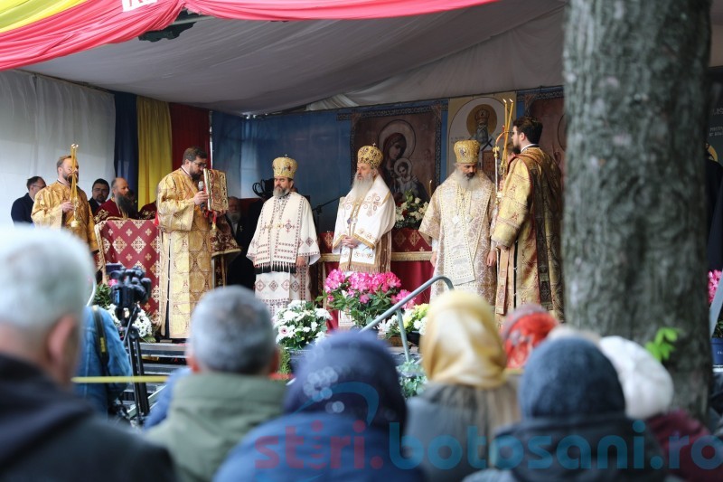 Ocrotitorul municipiului Botoșani cinstit în prezența a sute de oameni și a unui sobor de preoți în frunte cu ÎPS Teofan! (foto, video)