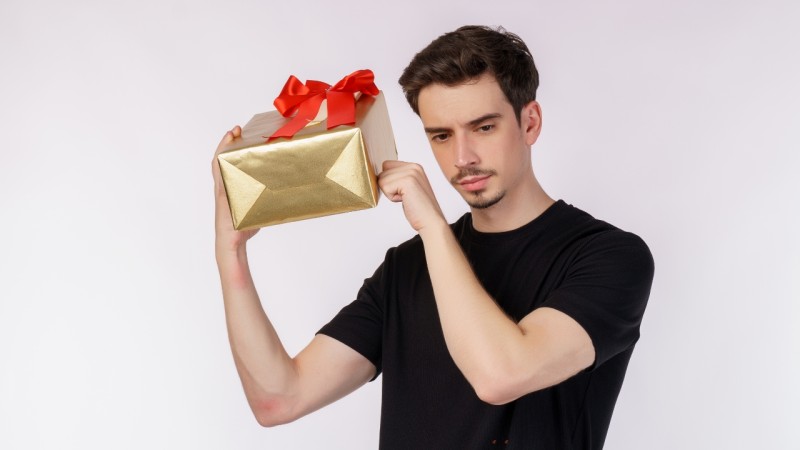 (P) Ce-i iei colegului de birou la “Secret Santa” ca să nu-şi dea ochii peste cap?