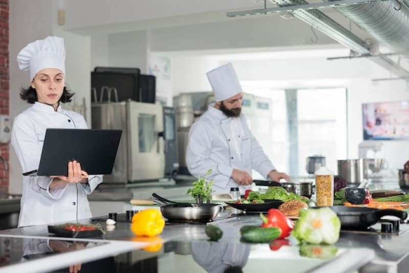 (P) Cum să menții calitatea nutrițională a alimentelor într-o bucătărie profesională: 4 idei