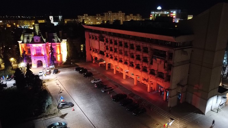 Palatul Administrativ și instituțiile subordonate CJ, iluminate în roșu de ziua mondială a luptei împotriva TBC (fotogalerie)