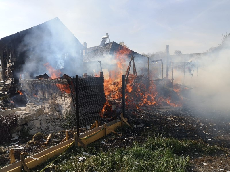 Peste 100 de păsări și mai multe bunuri au ars într-un incendiu la Pădureni. Anexa în care se aflau a fost făcută scrum