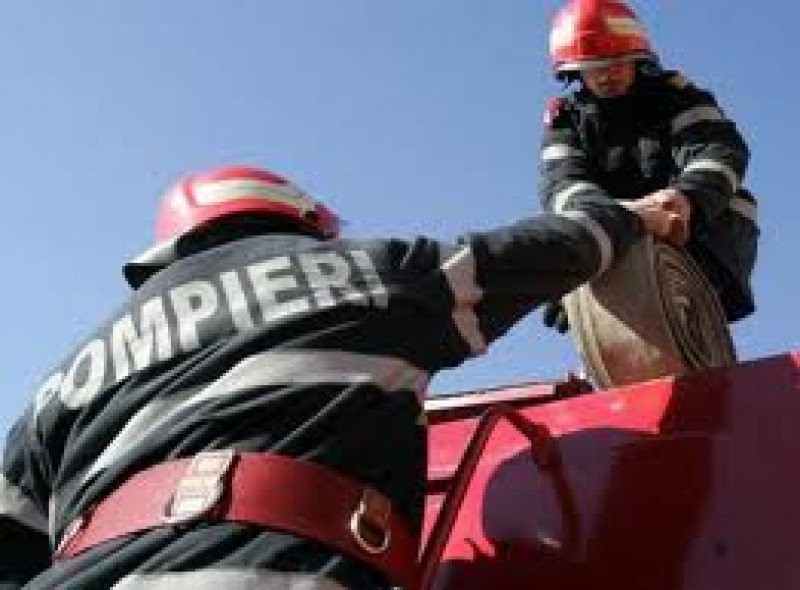Peste 60 de intervenţii ale pompierilor botoşăneni, în ultimele două zile din 2011 şi prima zi din 2012