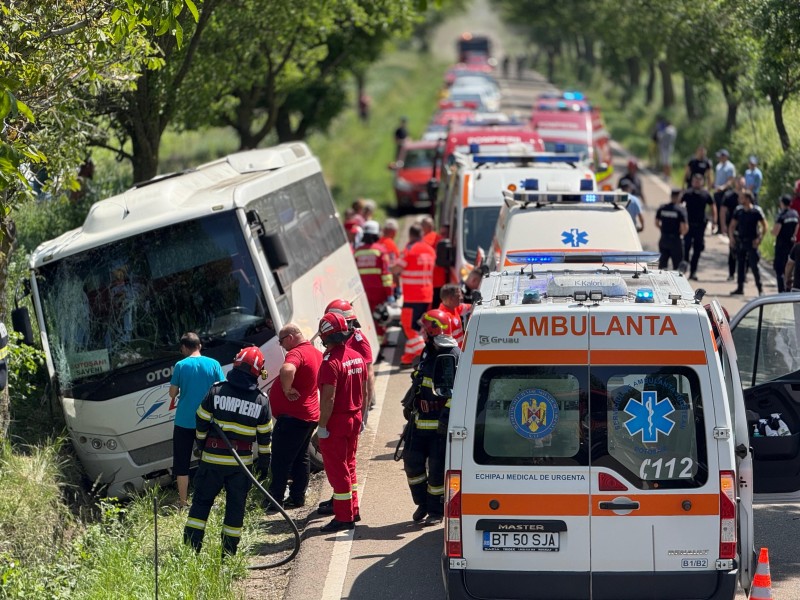 Planul Roșu activat la Botoșani: Un autocar cu persoane a ieșit în afara părții carosabile, intervin forțele de ordine! (Foto)