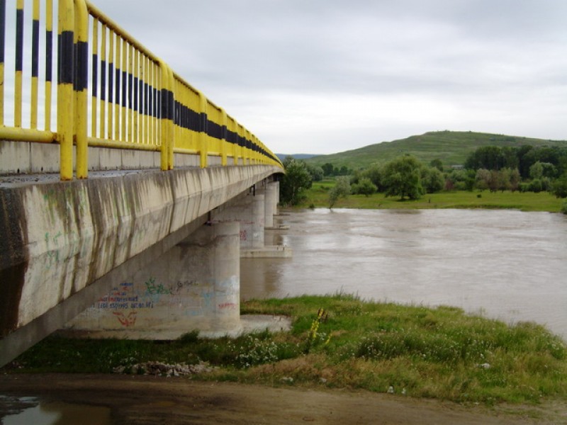 Podul din Botoșani pe care zeci de oameni își riscă viața zilnic: „Mai faci o cruce, cu Dumnezeu înainte"