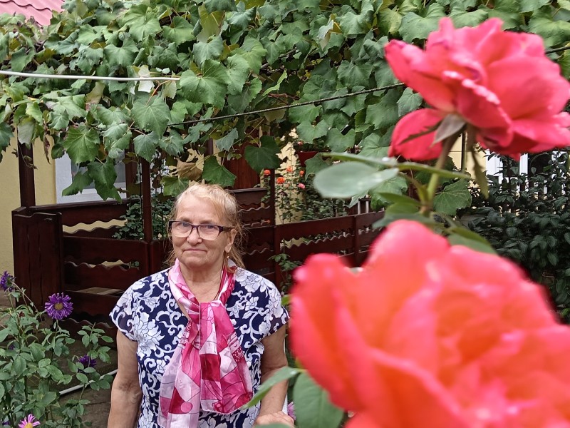 Poeme pentru Dumnezeu în căsuța înconjurată de flori! ”Munca împletită cu rugăciunea, asta e salvarea omenirii!” - VIDEO