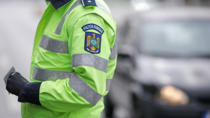 Polițist anchetat după ce a condus sub influența alcoolului și a produs un accident