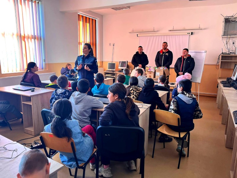 Polițiștii au fost în vizită la elevii din Dobârceni