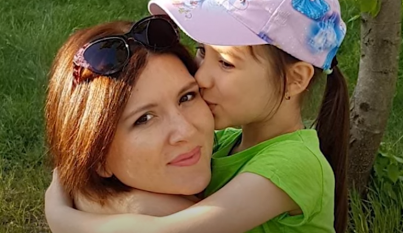 Povestea unei mame singure diagnosticată cu cancer. Are nevoie de ajutor pentru a o vedea pe Sara crescând!