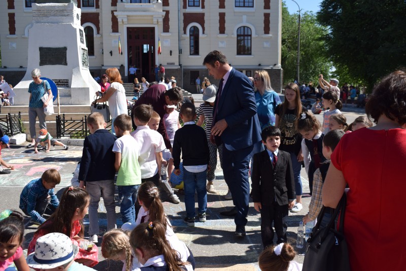 Prefectul Dan Şlincu, alături de copii la sărbătoarea lor! FOTO