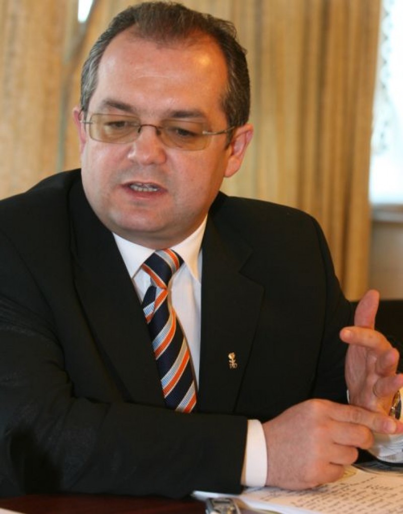 Premierul Emil Boc si-a cumparat casa si masina cu salariul de la stat
