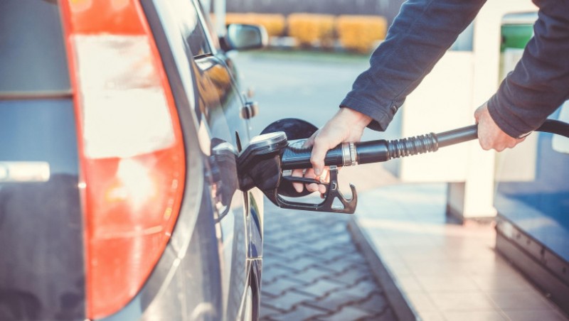 Preţul benzinei a scăzut în medie cu 58 de bani faţă de finele lunii iunie, iar al motorinei cu 56 de bani (Consiliul Concurenţei)