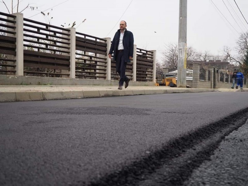 Primarul anunță finalizarea asfaltării unei străzi de 330 de metri