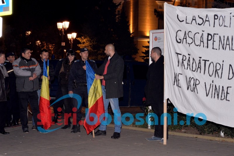 Primarul Ovidiu Portariuc, alături de botoșănenii care ies în stradă să protesteze