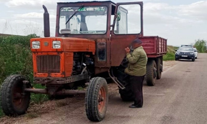 Prins la volanul unui tractor cu remorcă, fără să dețină permis de conducere