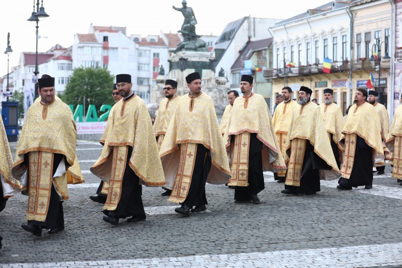 Procesiunea Învierii la Botoșani a adunat credincioși din tot județul. Impresionant sobor de preoți pe străzile orașului! (Foto, Video)