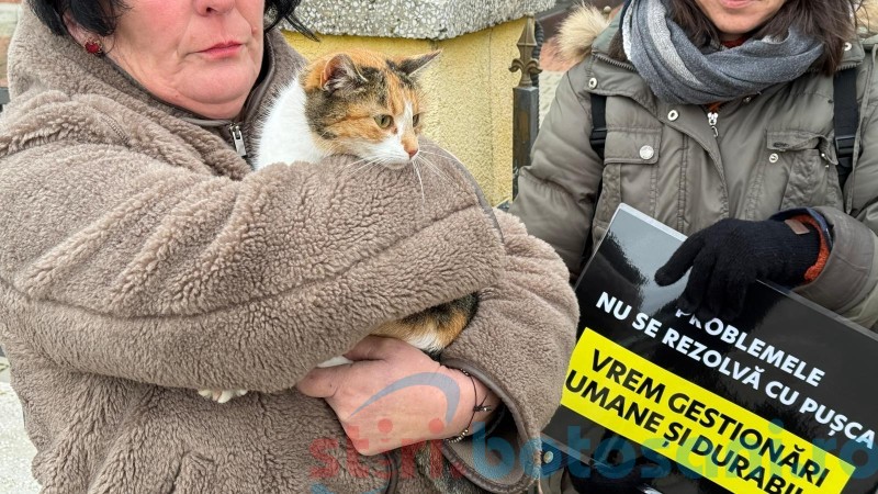 Protest cu oameni de departe în fața Primăriei comunei Mihai Eminescu: „Este absolut imoral și inuman” (Foto, Video)