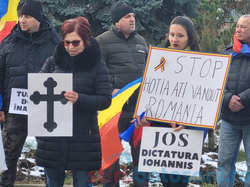 Protest în fața Prefecturii din Botoșani, oamenii cer ca „Iohannis să plece acasă” și să se reia turul 2! (Foto, Video)