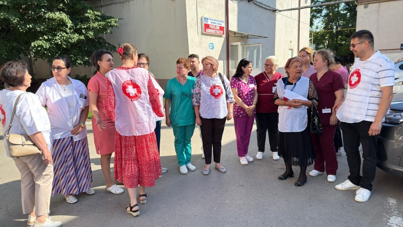 Protest la Mavromati, angajații spitalului au intrat în grevă japoneză: ”Bani mai puțini, muncă mai multă!” – FOTO, VIDEO