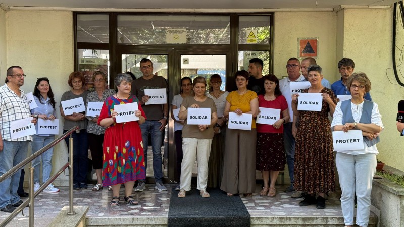 Protest spontan la Mediu, angajații din Botoșani au ieșit în fața instituției! (Foto, Video)