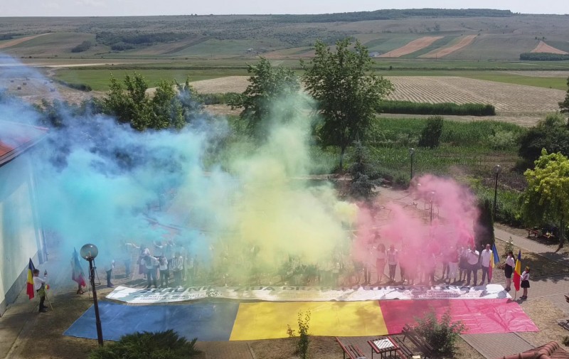 PSD a marcat Ziua Drapelului cu o coregrafie tricoloră și sute de steaguri împărțite (fotogalerie)