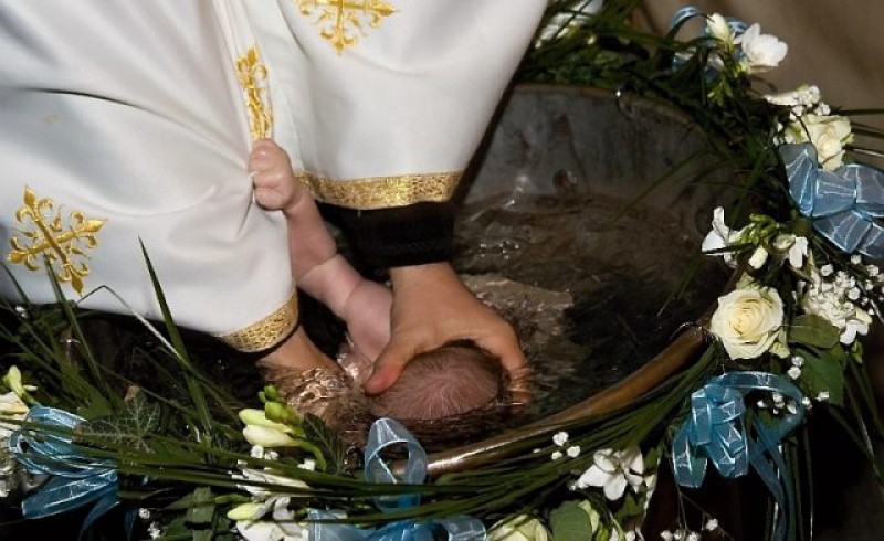 Raportul medicilor legiști în cazul bebelușului mort înecat în cristelniță la botez: decesul a fost cauzat de o pneumonie
