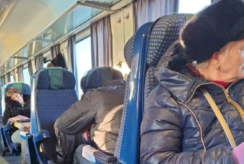 Reacția CFR Călători după ce trenul de București a întârziat 373 de minute: Pasagerii primesc scuze pentru neplăceri şi mulţumiri pentru înțelegere!