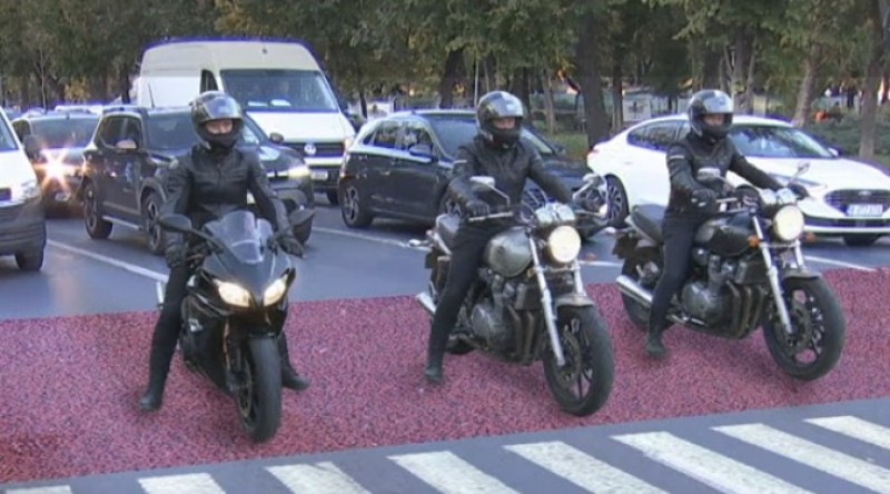 Reguli noi pentru motociclişti: pot circula pe benzile de autobuz şi se pot strecura printre maşini!