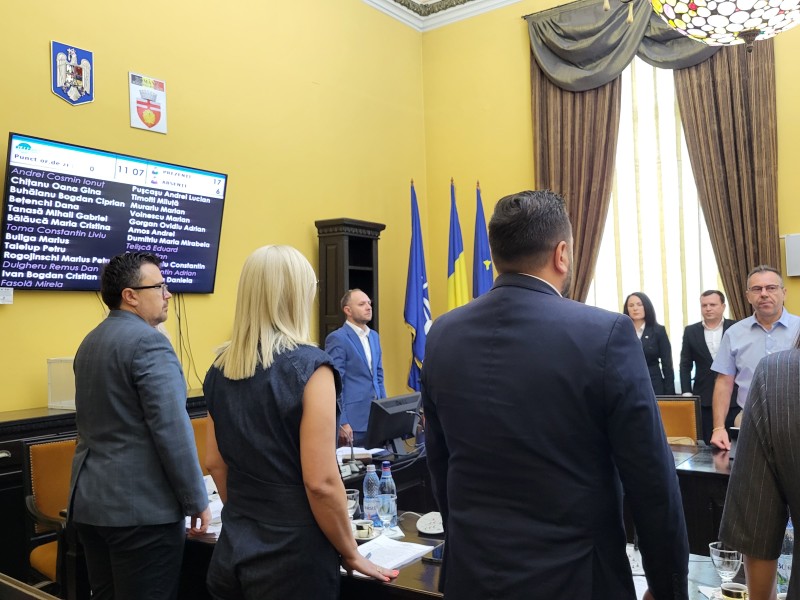Replici tăioase între doi consilieri din Botoșani din cauza unei canalizări: „Nu ne putem eschiva” / „Să ne dotați cu fluiere luminoase pentru câini orbi” (Video)