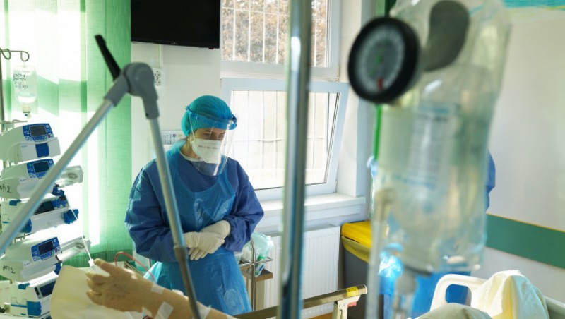 România a depășit pragul de 10.000 de morți de coronavirus. Număr ridicat de pacienți la ATI