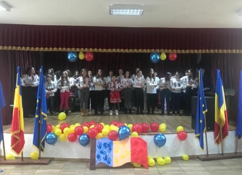 România a fost sărbătorită în spiritul tradiției de elevii din Durnești (fotogalerie)