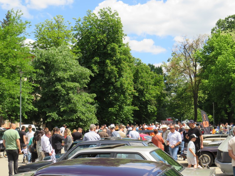 Salutări din Botoșani! – Retroparada Primăverii a adunat sute de iubitori de mașini pe Pietonalul Unirii! – FOTO, VIDEO