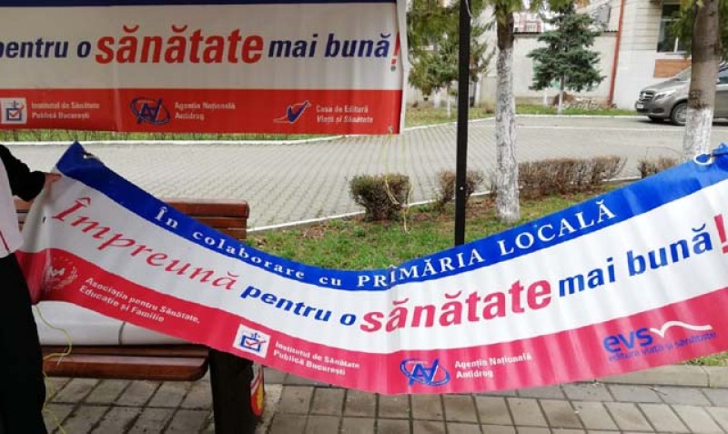 Sat fără câini: Banner cu Consiliul Local folosit abuziv de un cetățean pe pietonalul Unirii