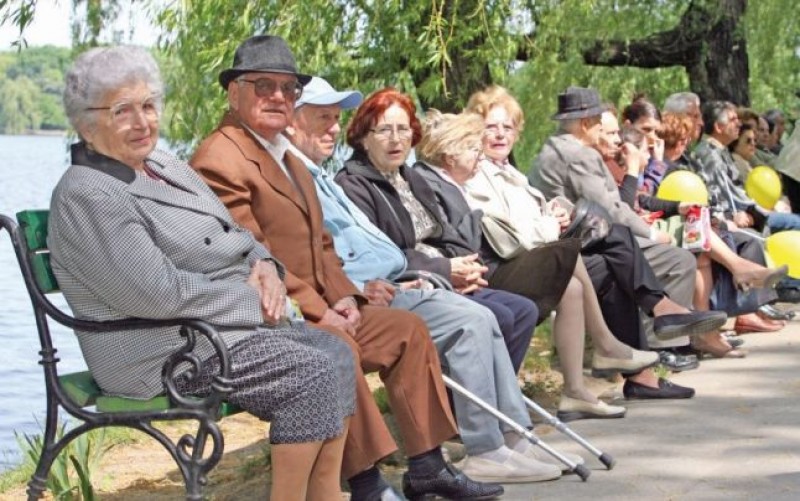 Много пожилых людей. Много Стариков. Толпа пожилых людей. Куча пенсионеров.