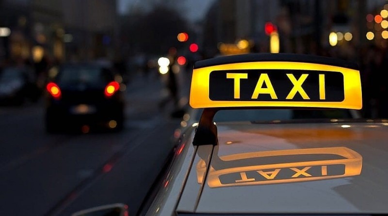 Serviciile de taxi s-au scumpit din nou. Un consilier a propus tarif de 4 lei/km pe timp de noapte (video)