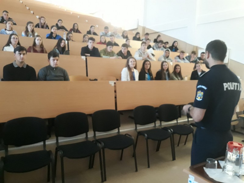 Sesiune de informare a elevilor botoșăneni pe tema prevenirii traficului de persoane (fotogalerie)