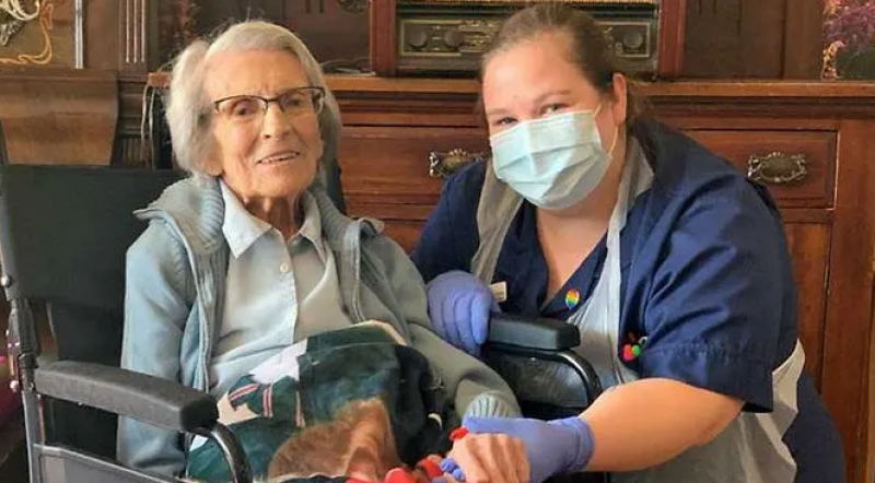 Și totuși există speranță: o bunicuță de 106 ani s-a vindecat de COVID-19 în Marea Britanie