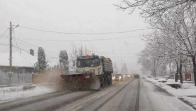 Situația drumurilor județene după ninsoarea de dimineață: „Se circulă în condiții de carosabil umed”