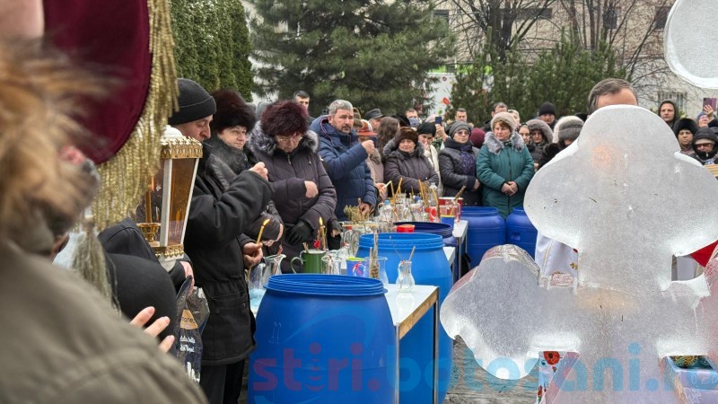 Slujbă de Bobotează în bisericile din Botoșani cu sute de credincioși și cruce de gheață! (Foto, Video)