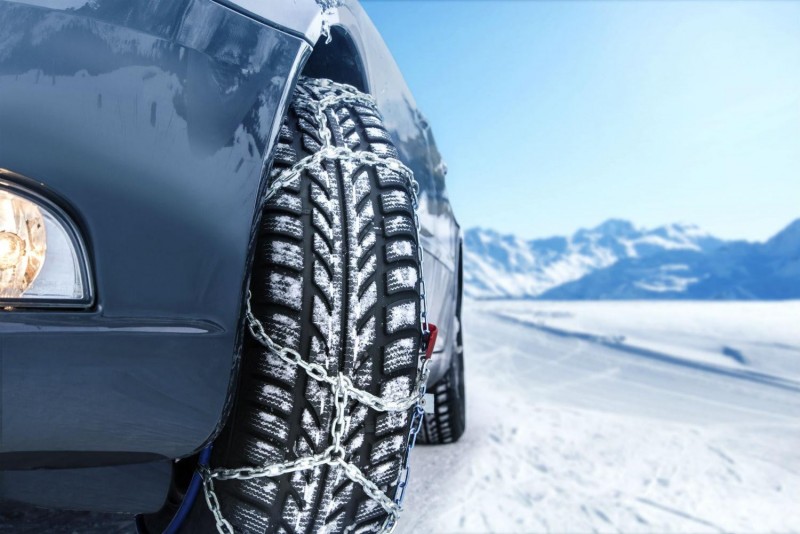 Șoferi luați pe nepregătite de prima zăpadă. Unde pot schimba conducătorii auto anvelopele?