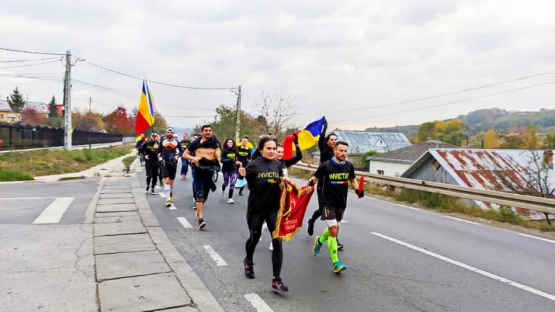 Ștafeta veteranilor „Invictus”, predată militarilor din Suceava de ultramaratonistul Iulian Rotariu 